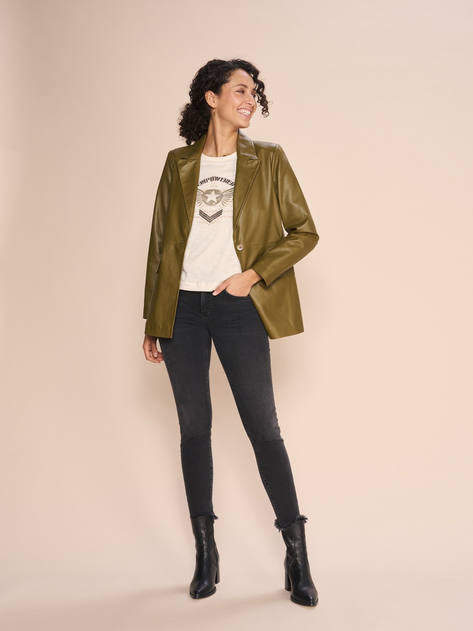 Modelshot / Black / Detail